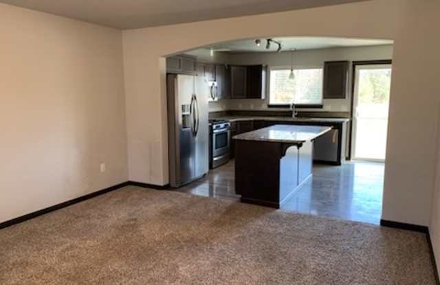 Three Car Garage! Gallery 3