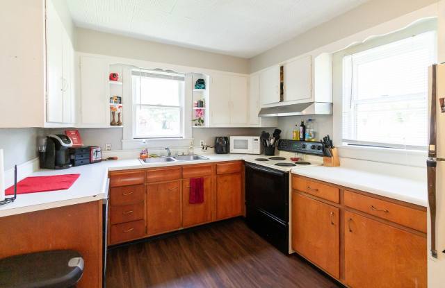 PRELEASING for AUGUST! Close to Campus: Dishwasher and Washer/Dryer Included photos photos