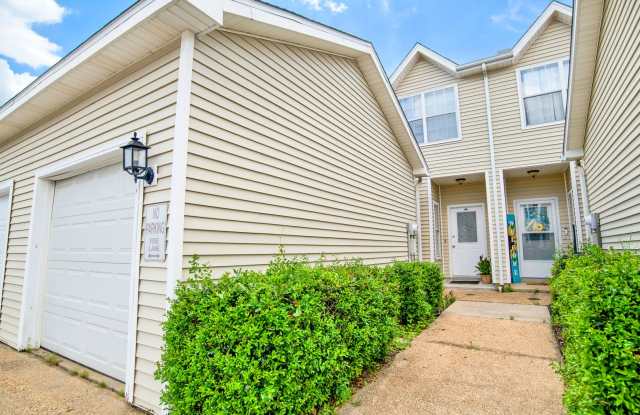 Spacious 2 Bed/2.5 Bath Townhome in POOL CONDO COMPLEX! Gallery 3