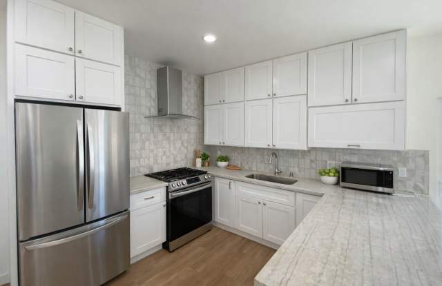 Newer Build! 4BD/2BA on 63rd Gallery 2
