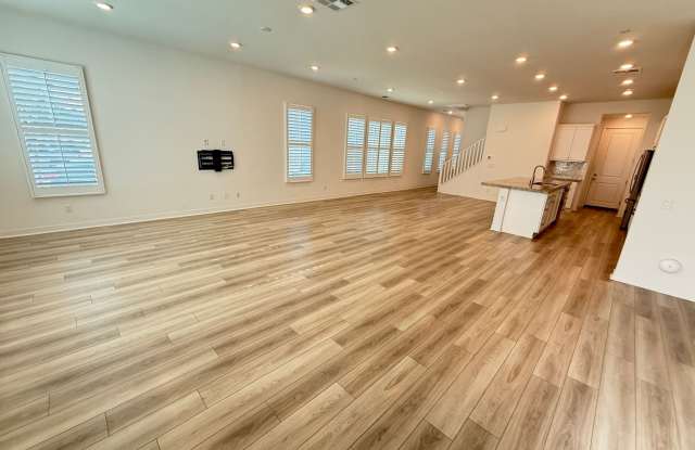 Beautiful 4-Bedroom Home in Valencia’s Five Points! Gallery 4