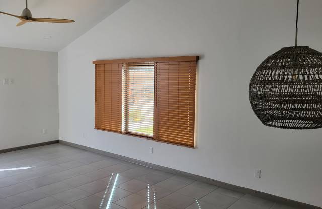 1305 E Hibiscus Ave Gallery 3