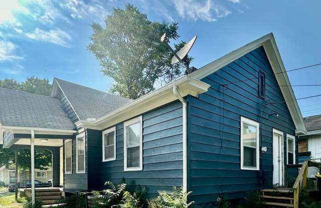 Cozy Northeast 2 Bedroom Home For Rent ***1/2 OFF FIRST MONTH’S RENT*** - 2605 Drury Avenue, Kansas City, MO 64127