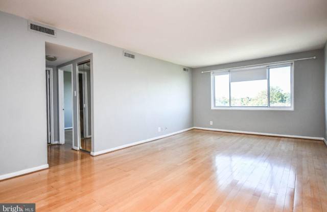 8315 N BROOK Lane Gallery 4