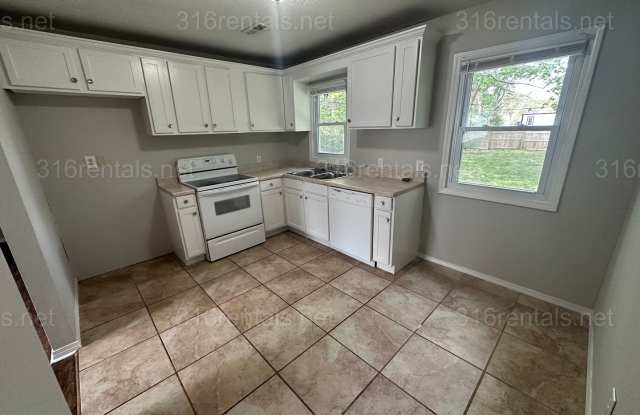 $950 - 2 bedroom / 1 bathroom - Home with a fenced yard and garage! Gallery 3