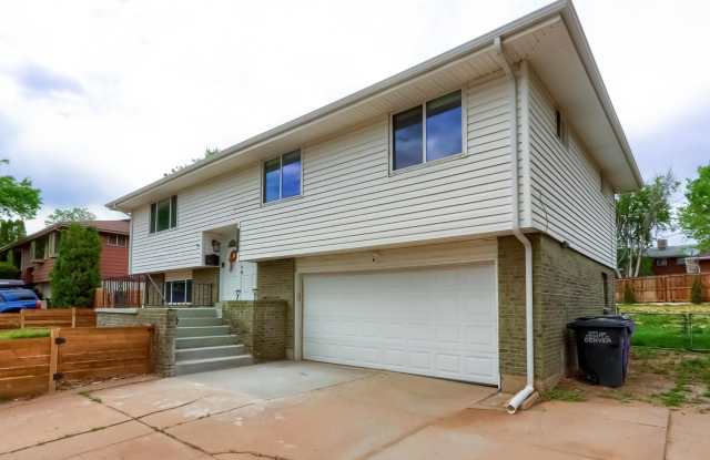 Beautiful 4-Bedroom, 3-Bathroom Home! Every Amenity at Your Fingertips photos photos