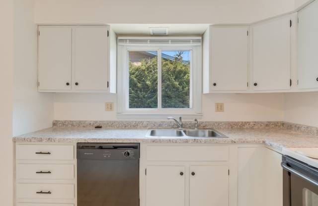 2 bedroom 1 bathroom duplex-Available JUNE 2026 photos photos