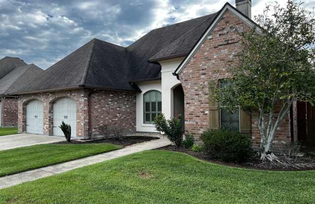 4 Bedroom, 3 Bathroom, Brick Home, Two Car Garage, Fireplace, High Ceilings, Granite Countertops, Fenced in Yard. Custom Built Home, Walkers Lake Subdivision , Triple-Split Floor Plan. Gallery 4