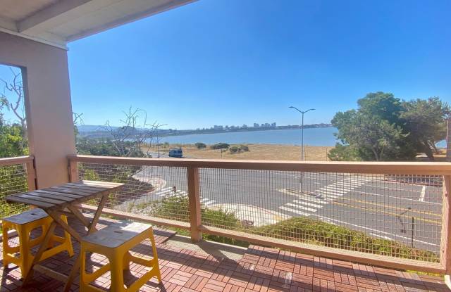 Water Views Bayfront Living– Light-Filled Top-Floor Corner Condo - 1 Captain Drive, Emeryville, CA 94608