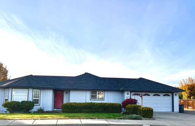 3 Bedroom 2 Bath Single Family Home - 3209 Blackthorn Way, Medford, OR 97504