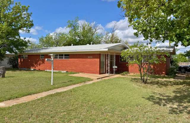 AVAILABLE 5/7/26! 4 Bed, 2 Bath, corner lot home with a large living area photos photos