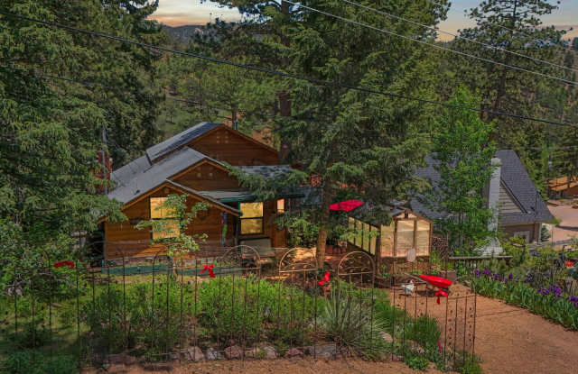 Cozy Green Mountain Falls Cottage - 6815 Howard Street, Green Mountain Falls, CO 80819