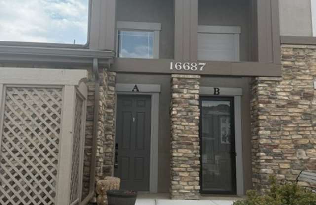 **$300 off your first month's rent if lease signed by 10/23/2026* Beautiful spacious 3 bedroom, 2 bathroom condo in highly sought after Stonegate Park Guell Gallery 1