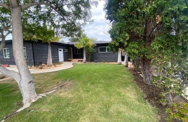 HUGE house w/ POOL! 7BD/4BA Gallery 3