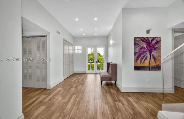 1076 NE Little River Dr Gallery 2