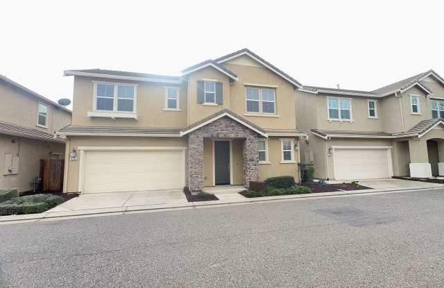 Beautiful spacious 3 bedroom 2/5 bathroom home. photos photos