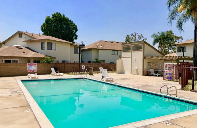 Charming Updated Condo in Gated Charter Village Green Community in Ontario Gallery 4