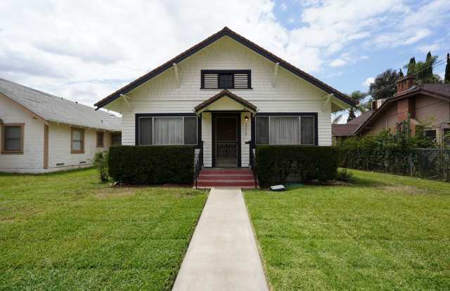 Spacious 3 Bed / 2 Bath Single-Family Home in Riverside photos photos