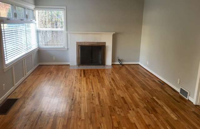 Charming Broadview Bungalow with Fully Fenced Back Yard photos photos