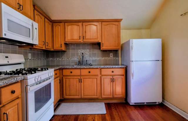Charming 1bd Secon Floor Duplex w/Off-Street Parking & Accepting Cats! Gallery 1