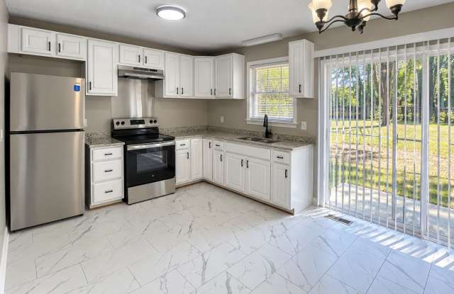 Charming 3-bedroom home conveniently located in Southeast Columbia! OPEN HOUSE SCHEDULED FRIDAY OCTOBER 2ND FROM 5-6 PM! Gallery 1