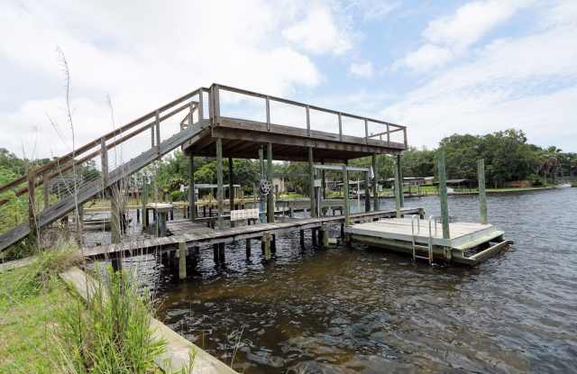 Waterfront in Shalimar with Dock and Lift photos photos