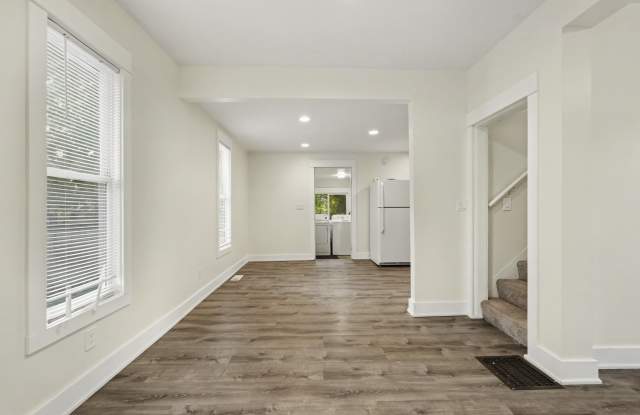 910 Douglas St NW Gallery 3