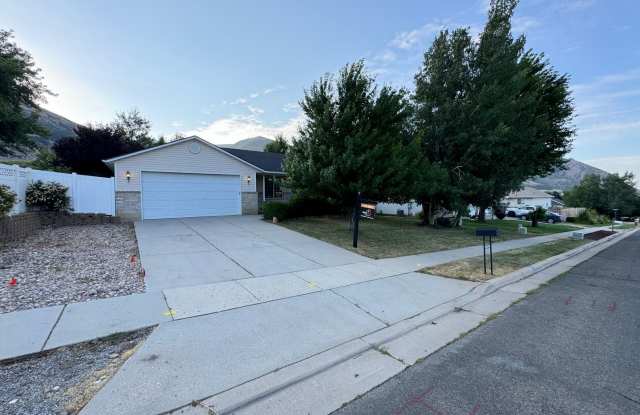 4 Bedroom 2 1/2 Bath Home Oversized 2 Car Garage. Dog Friendly photos photos