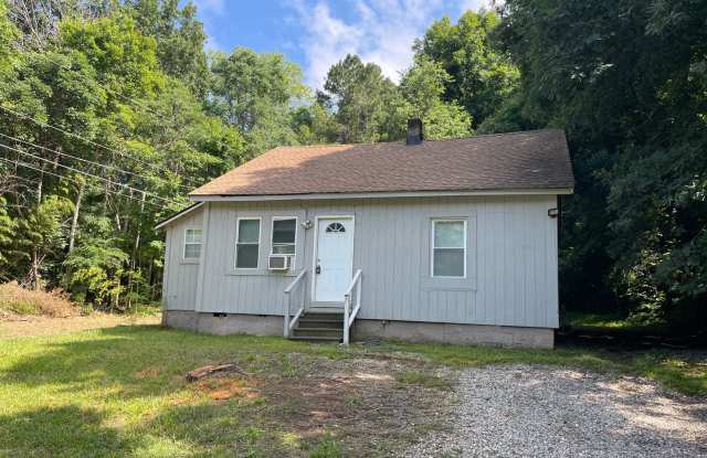 2 bedroom bungalow in convenient Hillsborough location now available! - 608 West Hill Avenue North, Orange County, NC 27278