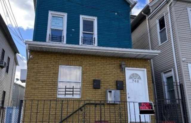 748 Trumbull St photos photos