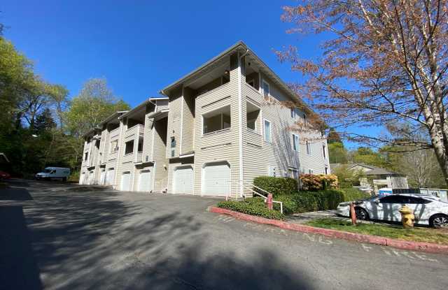 Bright Top Floor Renton Condo - 801 Rainier Avenue North, Renton, WA 98057