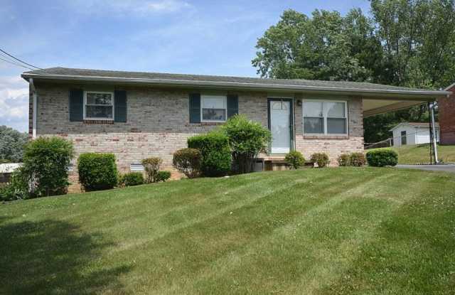Coming Soon! 3/2 ranch (1-story) w/sunroom, fenced yard + more $1750 Gallery 3