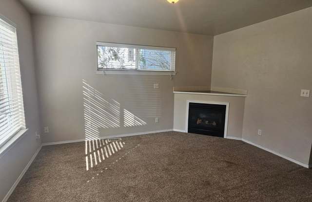 Beautiful Home with Mt. Rainier Views – Close to PSNS & Ferries Gallery 3