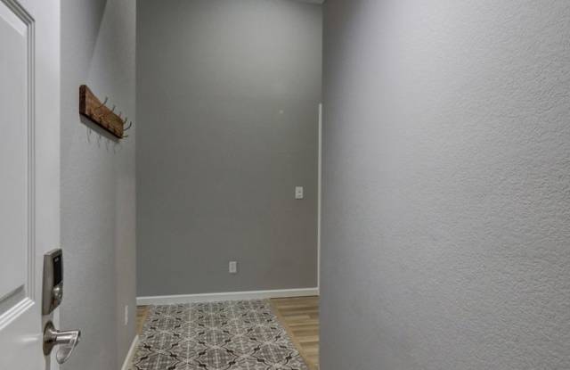 Spacious 2bd + DEN, 1.75ba Condo available in the heart of Issaquah! Gallery 4