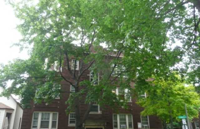Charming Roscoe Village 1 Bedroom - Recently redone bathroom! Refinished hardwood floors! photos photos