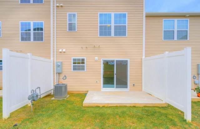 3 Bedroom, 3.5 Bath Townhouse Gallery 3