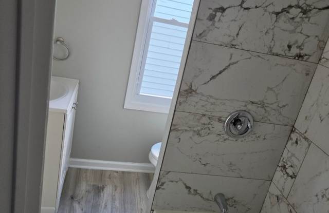 Fully renovated three bedroom townhouse Gallery 3