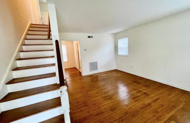 One-Bedroom, One Bath Townhouse at Spring Garden/Lindell Duplex Gallery 3
