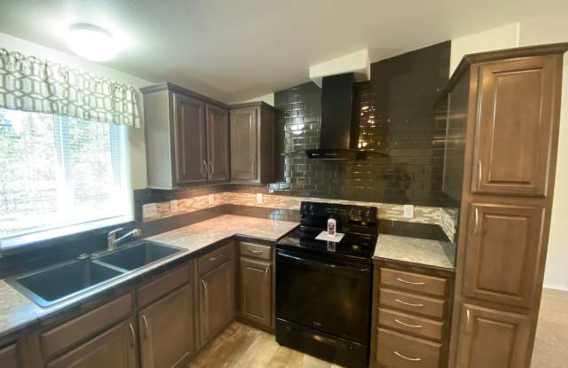 Gorgeous Home w/Huge Shop in La Pine! Gallery 4