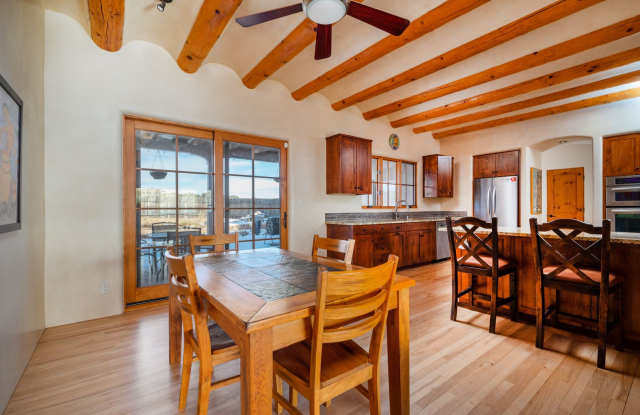 Unfurnished Large Custom Built 3 Bedroom Home Available Now! Gallery 4