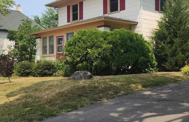 208 Lake Boulevard S Gallery 2