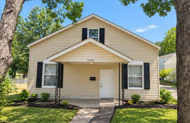 Spacious 3 bedroom / 2 bathroom house in Carthage MO with Storage Garage!!! photos photos Spacious 3 bedroom / 2 bathroom house in Carthage MO with Storage Garage!!! photos photos