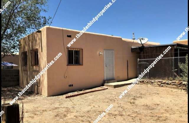 1 Bedroom, 1 Bathroom near CNM Area Available NOW! photos photos