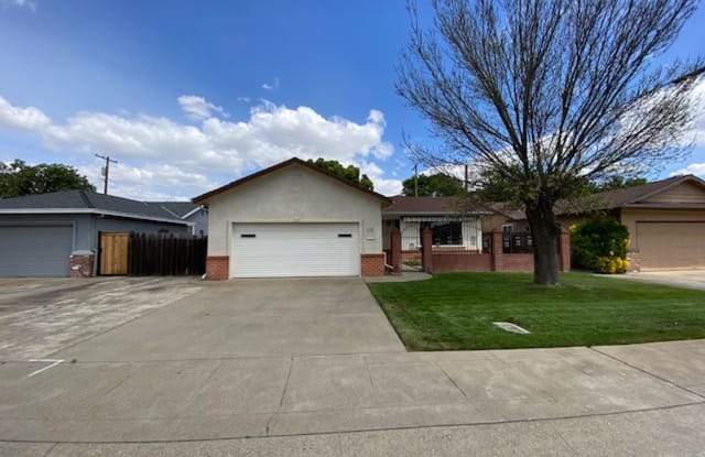 110 S. LOMA DRIVE - 110 South Loma Drive, Lodi, CA 95242