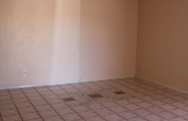 12138 YVONNE RICHARDSON Gallery 3
