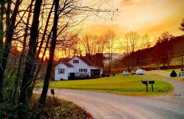 Quaint Country Cottage On Large Lot Near Downtown Blacksburg - 5214 Norris Run Road, Montgomery County, VA 24060
