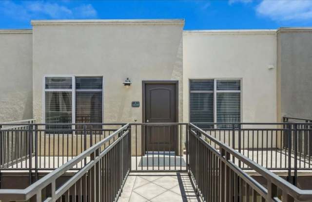 Gorgeous Oceanside Condo Gallery 3