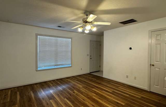 2 bedroom townhome end-unit - great condition! Gallery 4