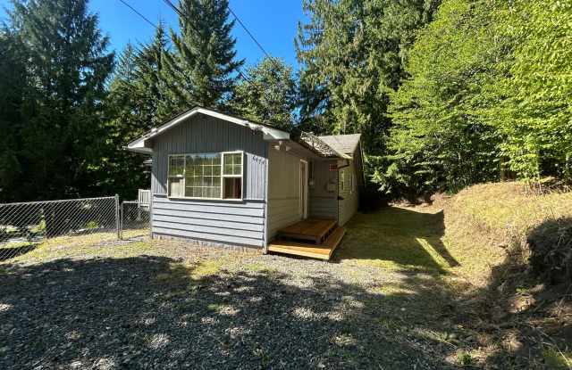 Two Bedroom One Bathroom House for Rent with Large Yard photos photos
