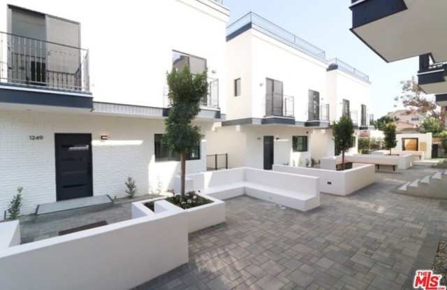 1249 S Plymouth Blvd photos photos 1249 S Plymouth Blvd photos photos